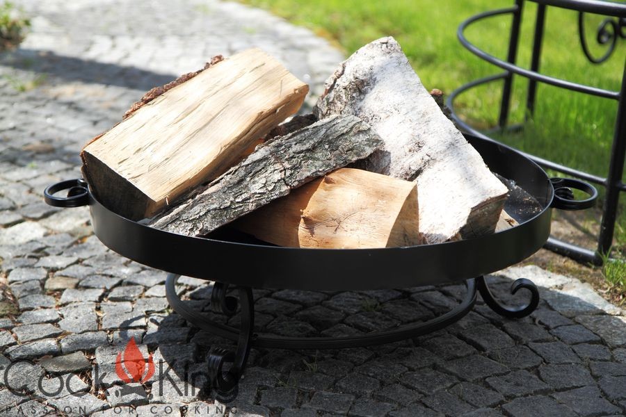 Feuerschale Malta mit Holz im Garten